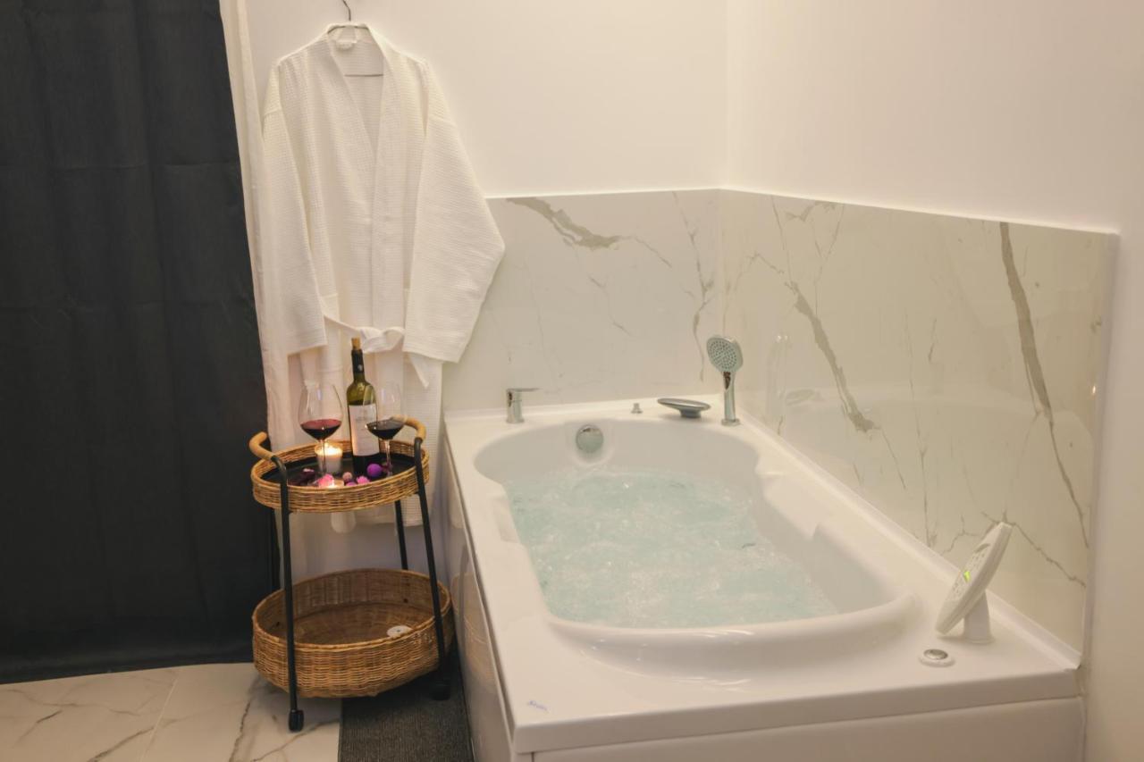 Apollo 2 Bd Jacuzzi Suite เอเธนส์ ภายนอก รูปภาพ