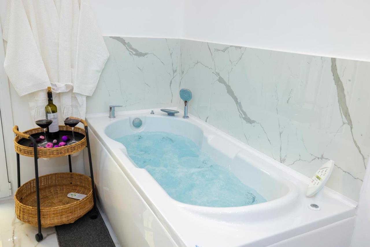 Apollo 2 Bd Jacuzzi Suite เอเธนส์ ภายนอก รูปภาพ