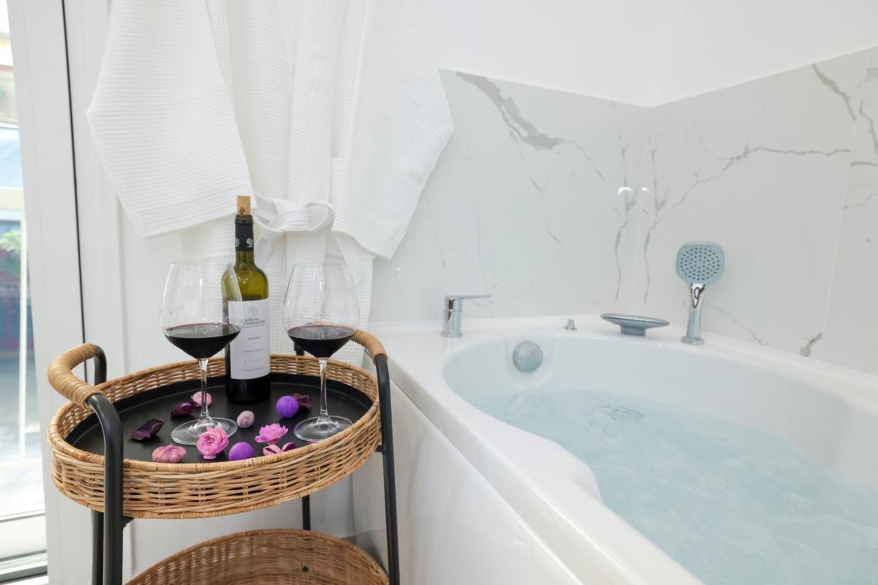 Apollo 2 Bd Jacuzzi Suite เอเธนส์ ภายนอก รูปภาพ